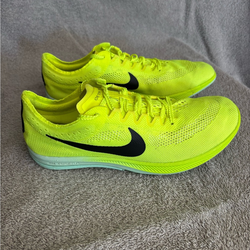 Nike dragonfly spikes. Men’s size 6.5, women’s size 8